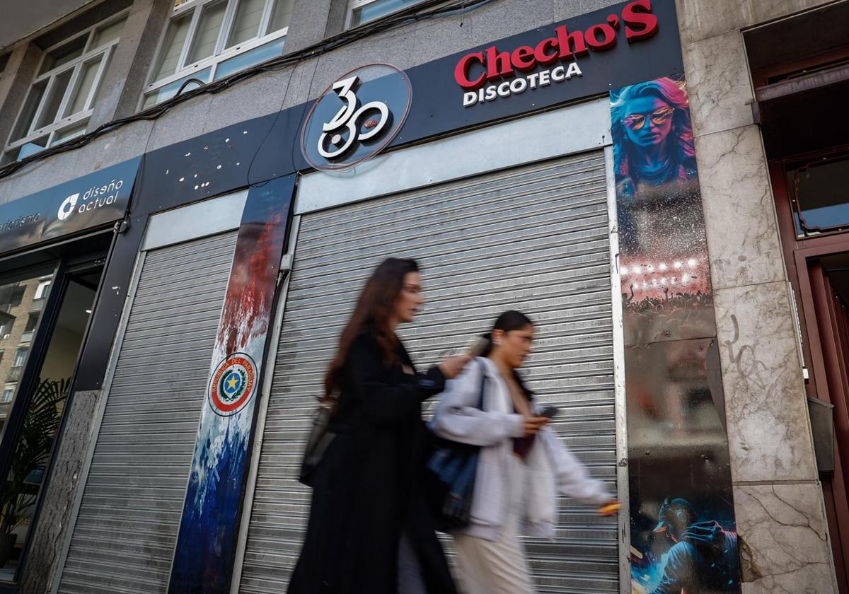 Entrada a los dos locales de ocio nocturno problemáticos en Bravo Murillo