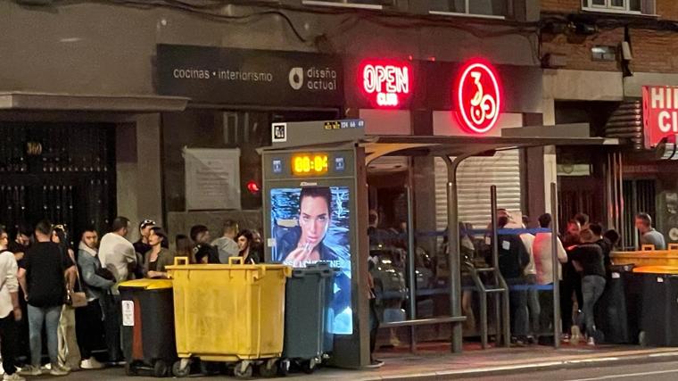 Colas de clientes en los locales de ocio nocturno de Bravo Murillo