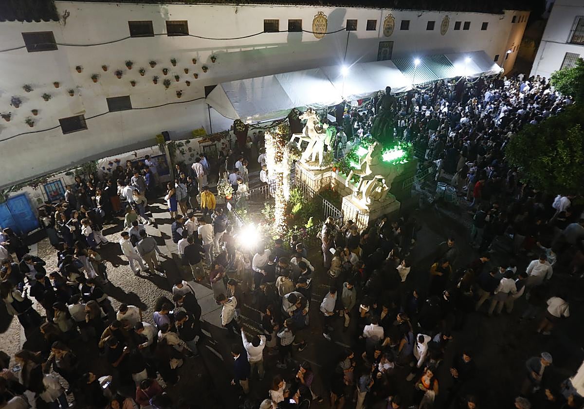 Ambiente nocturno en Santa Marina, una de las más concurridas, durante la pasada edición de las Cruces