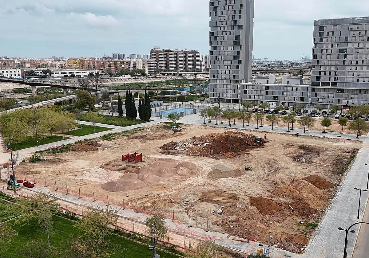 Imagen del estado actual de un solar de la Torre  utilizado como campa de vehículos