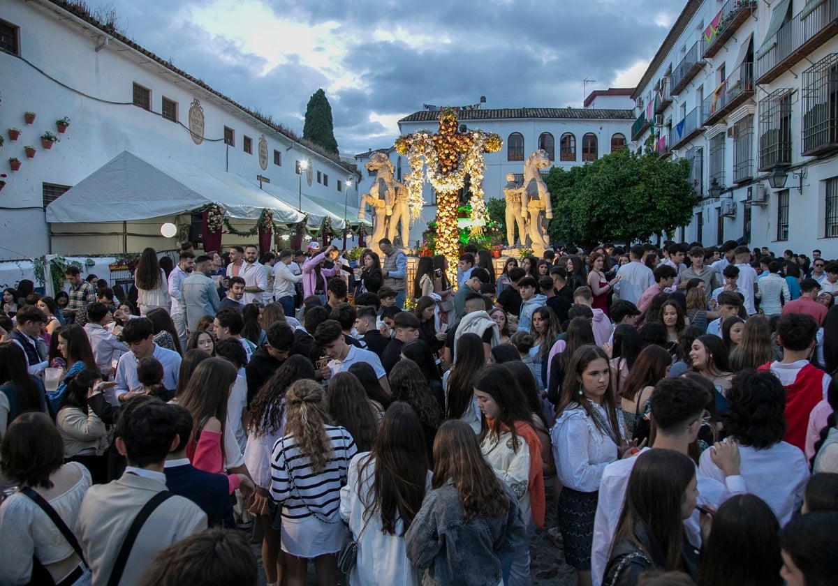 La cruz de mayo de la plaza Conde de Priego (Santa Marina), el año pasado al anochecer