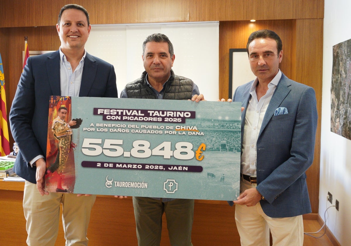 El diestro Enrique Ponce, en la entrega del cheque simbólico de la donación en el Ayuntamiento de Chiva