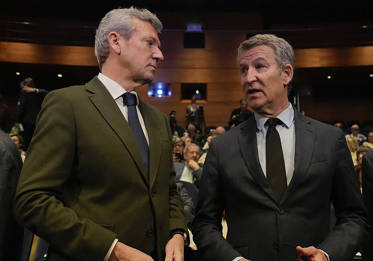 Alfonso Rueda (izq) conversa con Alberto Núñez Feijóo durante un acto en Galicia