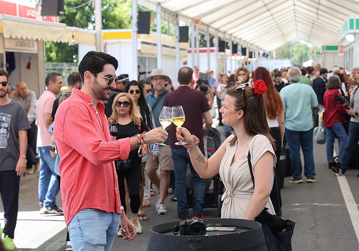 Dos jóvenes brindan en la Cata del Vino de Córdoba