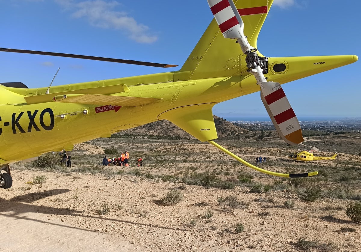 Personal de Emergencias en el lugar donde se ha encontrado al parapentista muerto tras el accidente, con los dos helicópteros de la Generalitat y de Bomberos