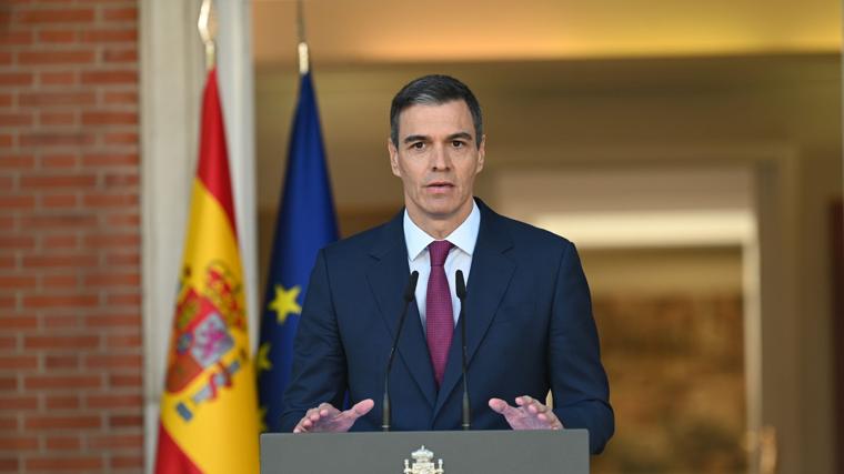 Imagen de la comparecencia de Sánchez en la que anuncia su continuidad