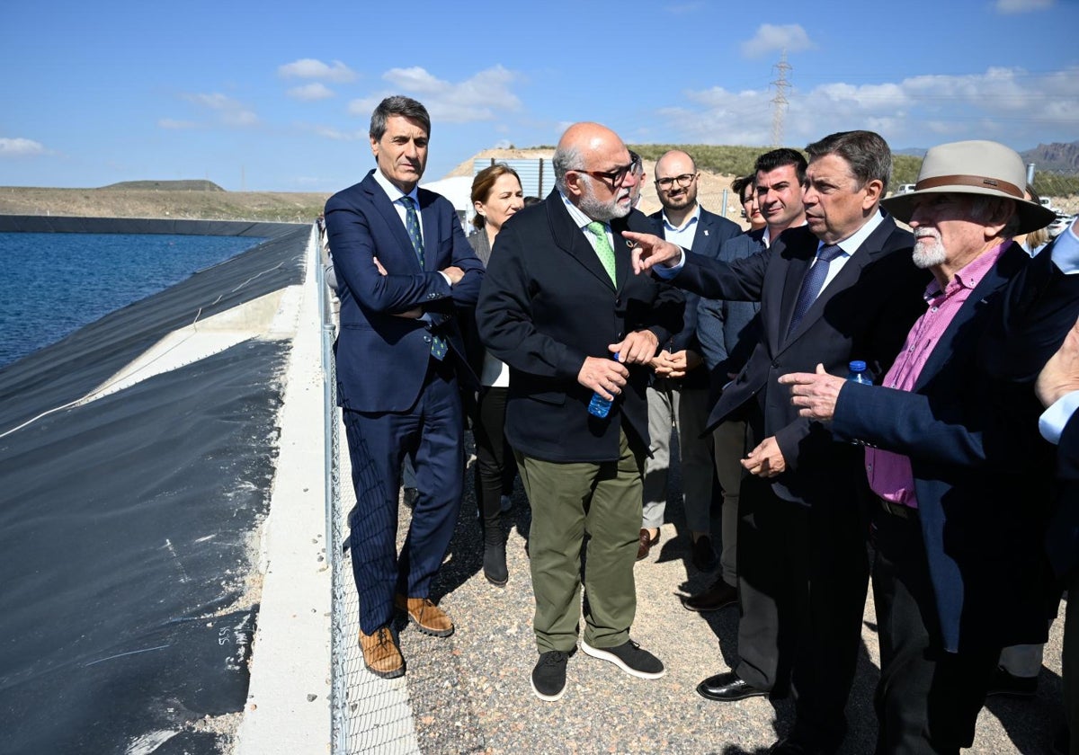El ministro de Agricultura, Luis Planas, señalando, durante la visita  este miércoles a las obras de la balsa de la Comunidad de Usuarios de Aguas la Comarca de Níjar)