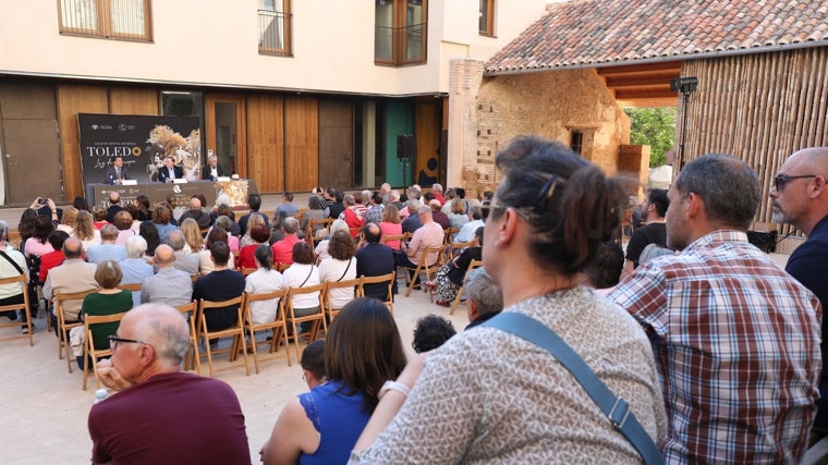 Algunas de las personas que acudieron a la conferencia del autor del 'Sanador de caballos¡, celebrada en plaza del Salón Rico
