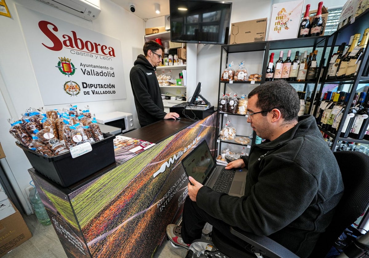 Miguel Ángel, empleado en la tienda de Valladolid, y Raúl, al frente de la página web y atención al cliente