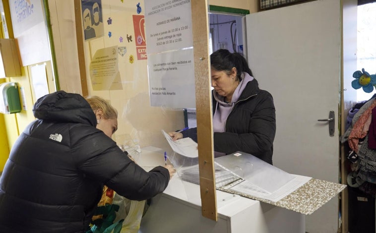 Imagen principal - Arriba, Tamara, una de las beneficiarias de los carros de la compra del Pato Amarillo. Abajo, la comida organizada, lista para repartir, y lel almacén