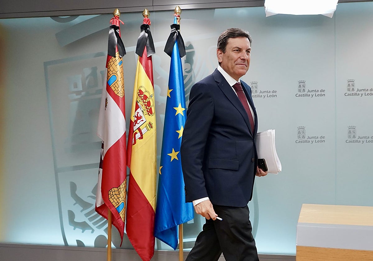 El consejero de Economía y Hacienda y portavoz, Carlos Fernández Carriedo, comparece en rueda de prensa posterior al Consejo de Gobierno