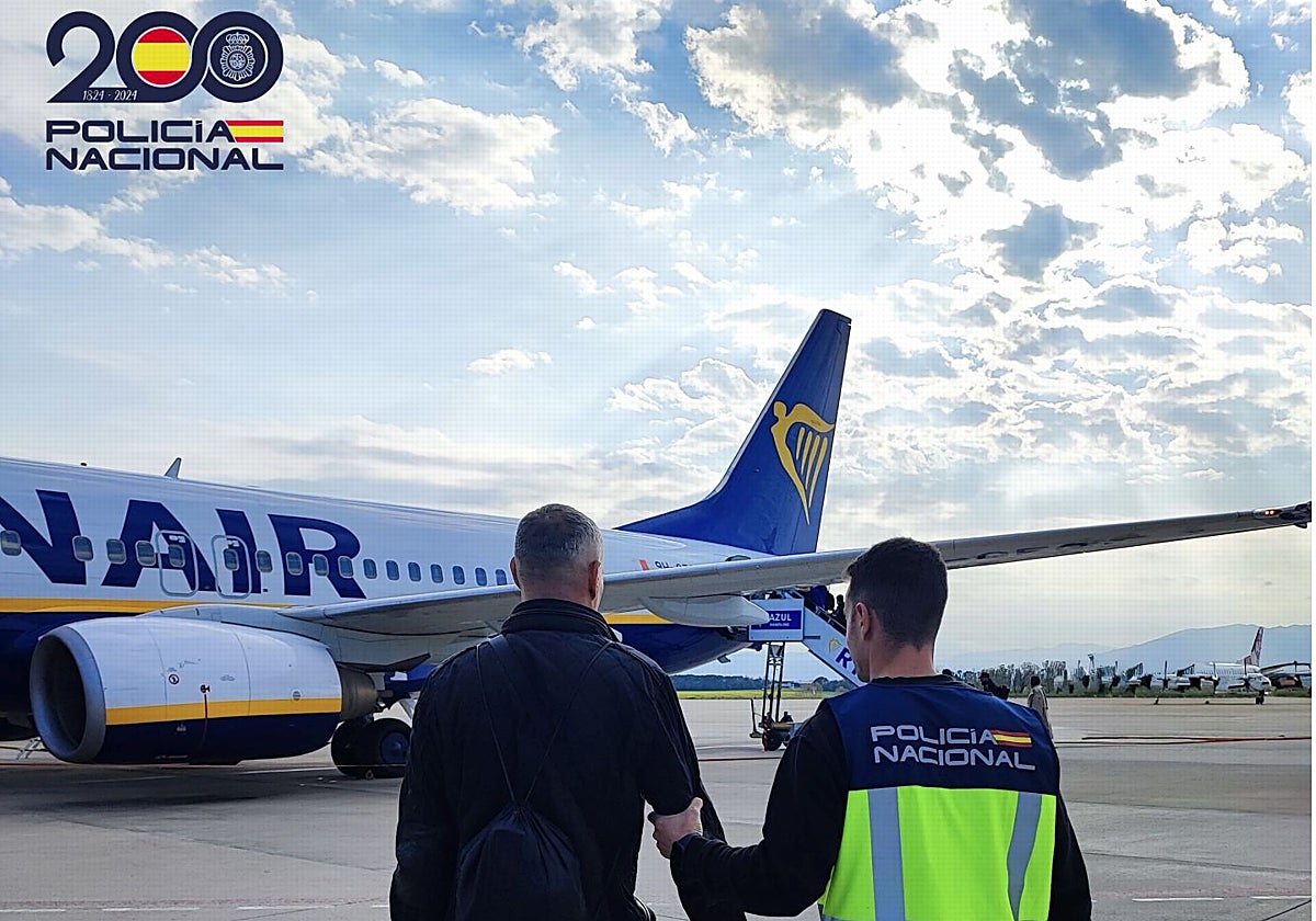 Uno de los expulsados, en el momento de abandonar España