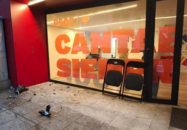 Un encapuchado lanza explosivos caseros dentro de la sede del PSOE de Cantabria durante un acto sobre Memoria Democrática
