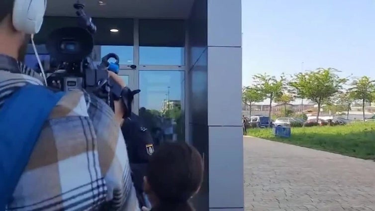 El hermano de Pedro Sánchez llega a pie a los Juzgados de Badajoz para declarar por segunda vez