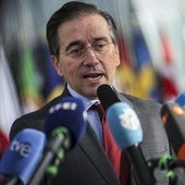 El ministro de Asuntos Exteriores español, José Manuel Albares, atiende a los medios