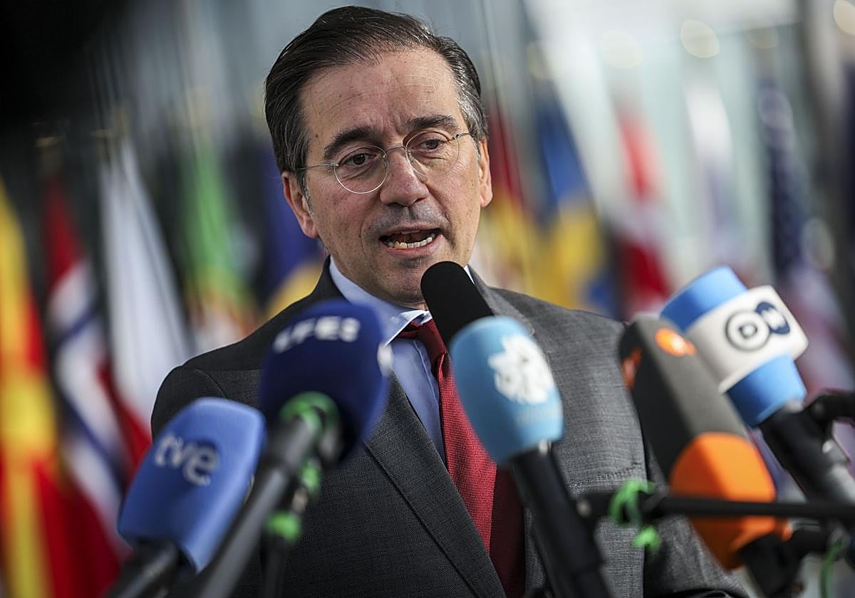 El ministro de Asuntos Exteriores español, José Manuel Albares, atiende a los medios