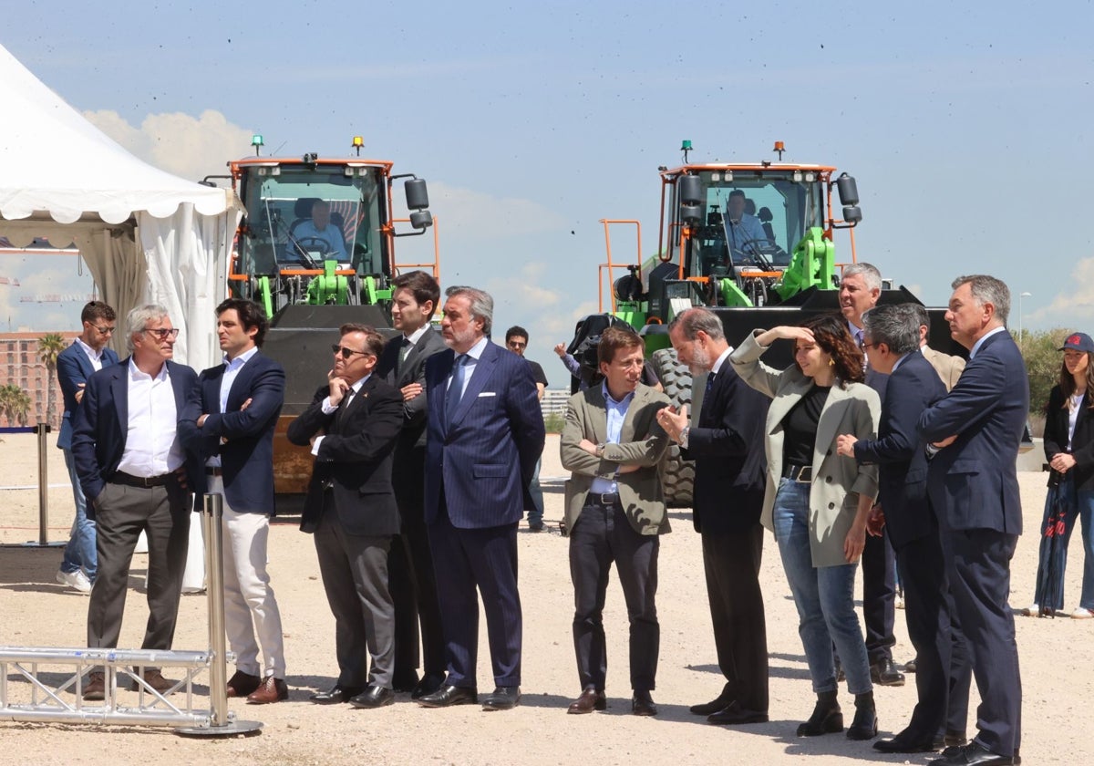 Autoridades y responsables del proyecto, junto a las dos excavadoras que hicieron la 'carrera' inicial del circuito de Fórmula 1