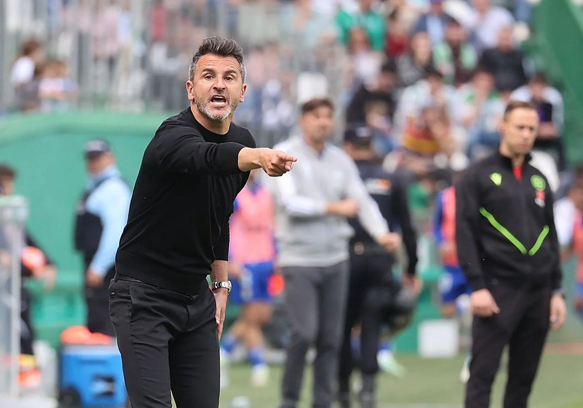 Iván Ania dirige a los suyos durante un partido en El Arcángel