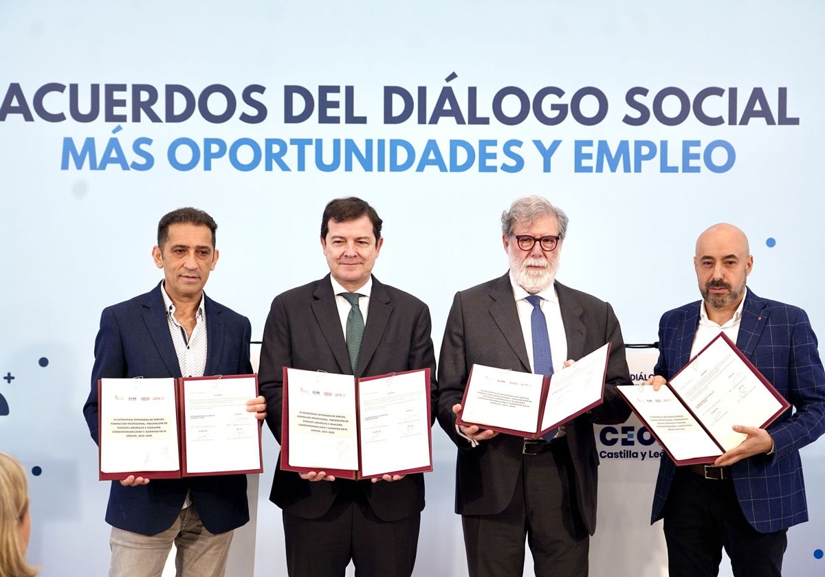El presidente de la Junta de Castilla y León, junto a los agentes sociales y económicos de la Comunidad, firma los acuerdos adoptados tras la reunión del Consejo del Diálogo Social