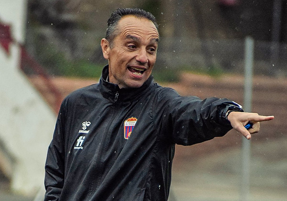 José Luis Oltra dirige al Eldense durante un entrenamiento esta temporada