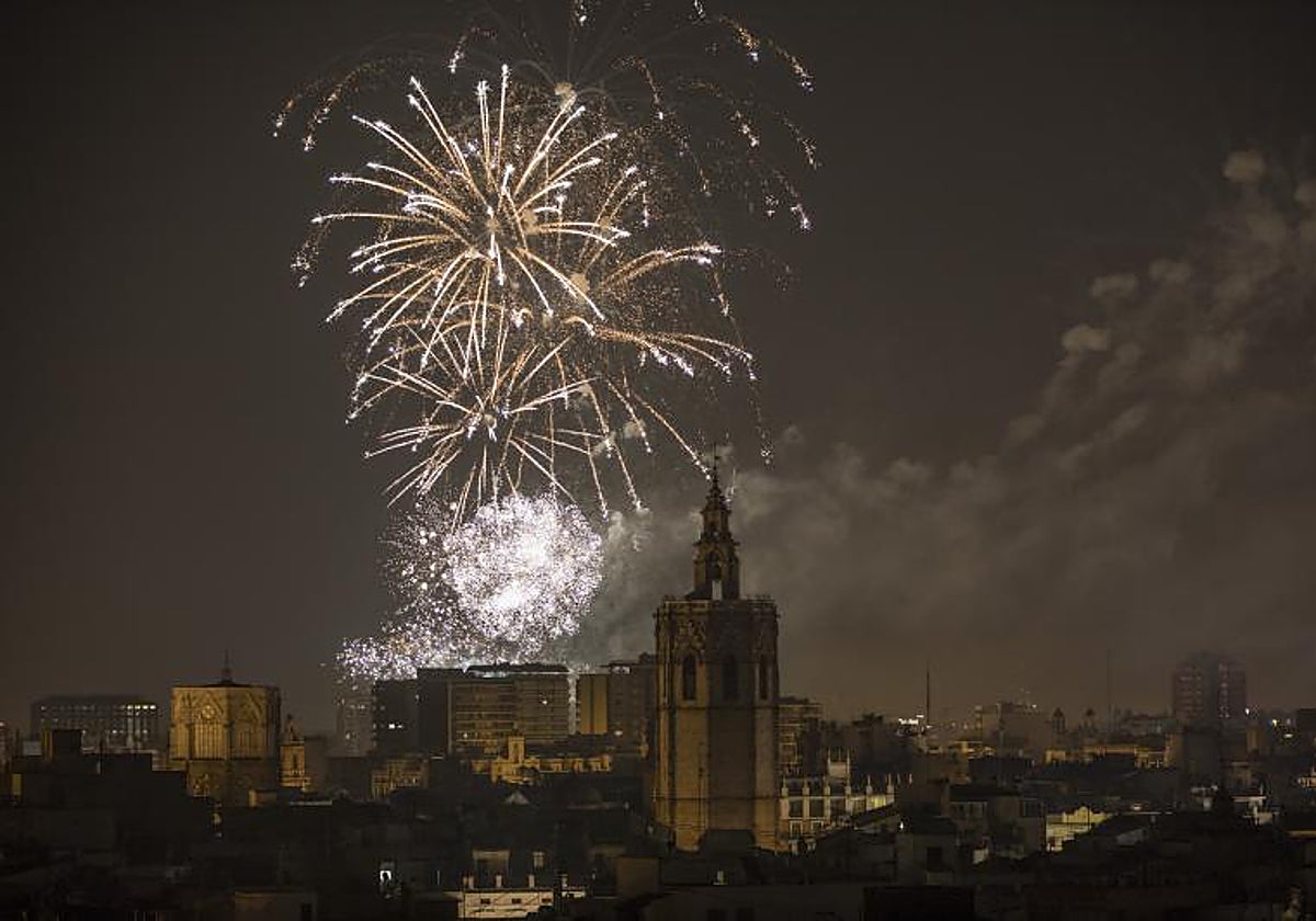 Imagen de archivo de un castillo de fuegos artificiales en Valencia
