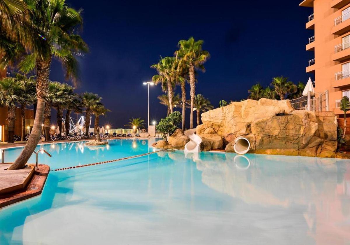 Así es la piscina del hotel de Roquetas de Mar que visitó este turista