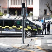 Furgonetas de la Policía Local de Granada en la Plaza del Triunfo
