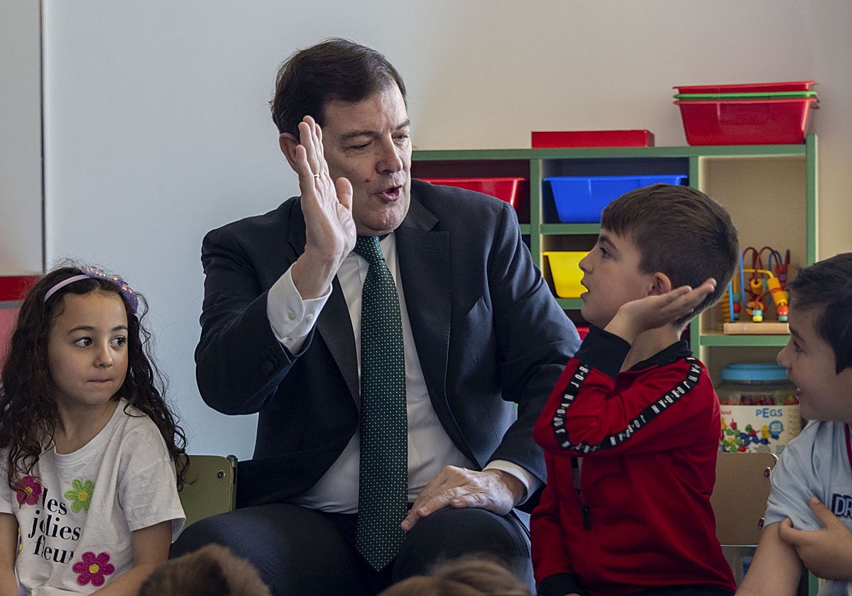 El presidente de la Junta, Alfonso Fernández Mañueco, inaugura el nuevo colegio del CRA ''Los Arapiles'' en Aldeatejada, Salamanca