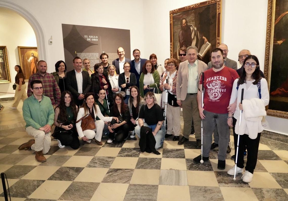 El consejero de Educación, Amador Pastor, con algunos de los asistentes a este recorrido por el Santa Cruz
