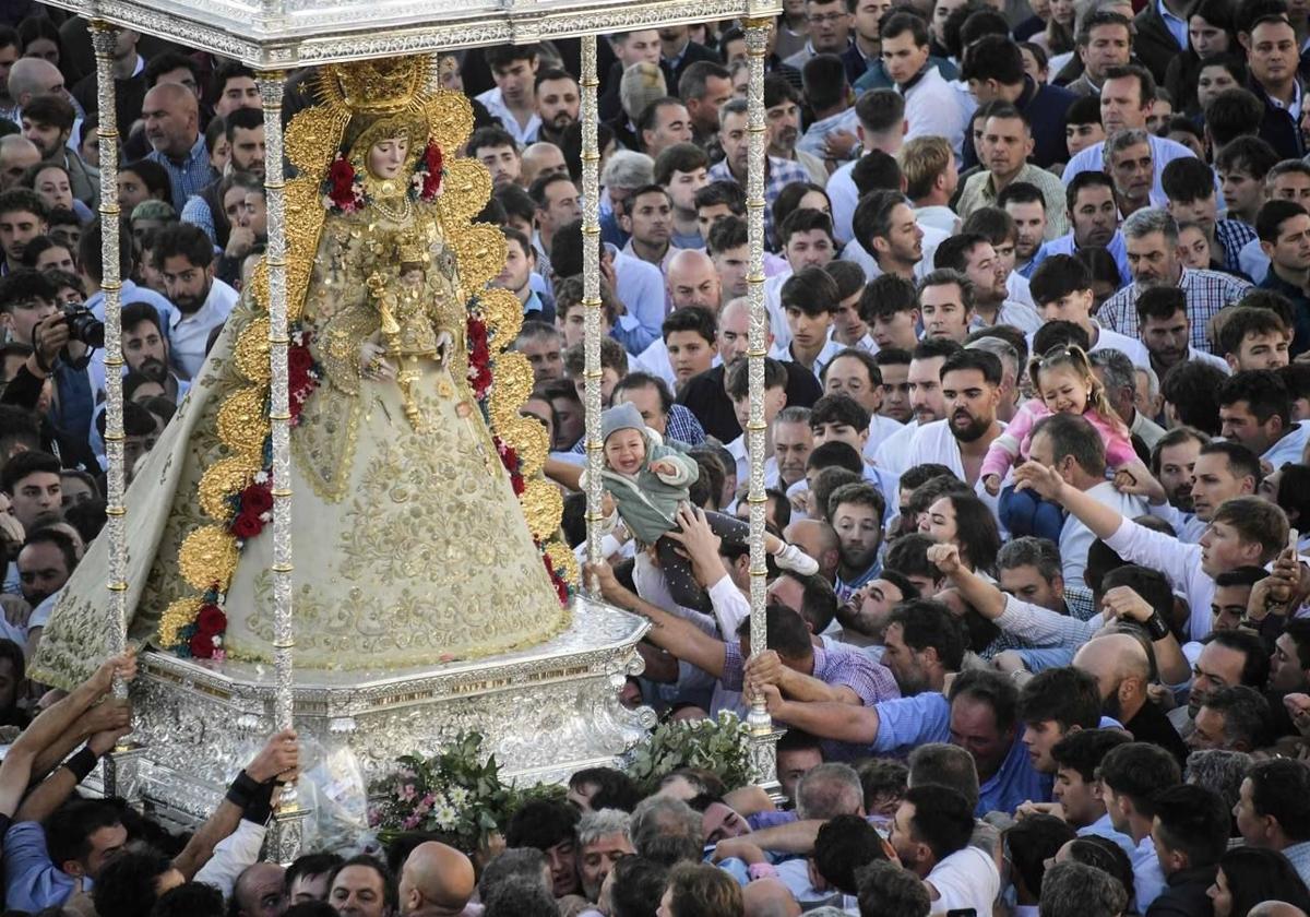 La Virgen del Rocío en su procesión del pasado Lunes de Pentecostés