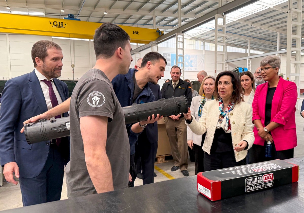 La ministra Robles el pasado Lunes Santo en la planta de Escribano en Córdoba