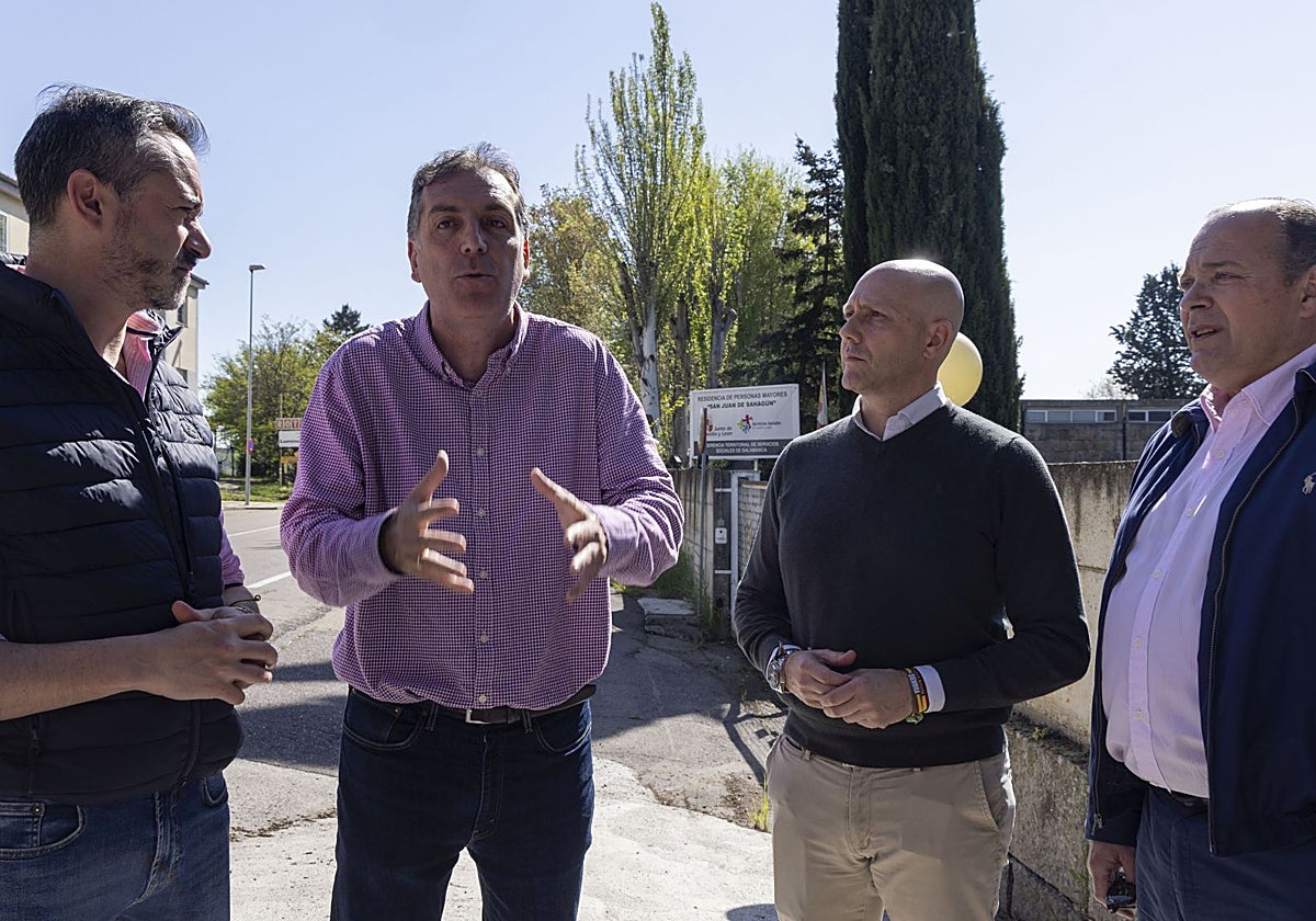 El portavoz nacional de Vox en materia de Inmigración, Interior y Seguridad, Samuel Vázquez, junto al portavoz del Grupo en las Cortes, David Hierro, y otros dirigentes