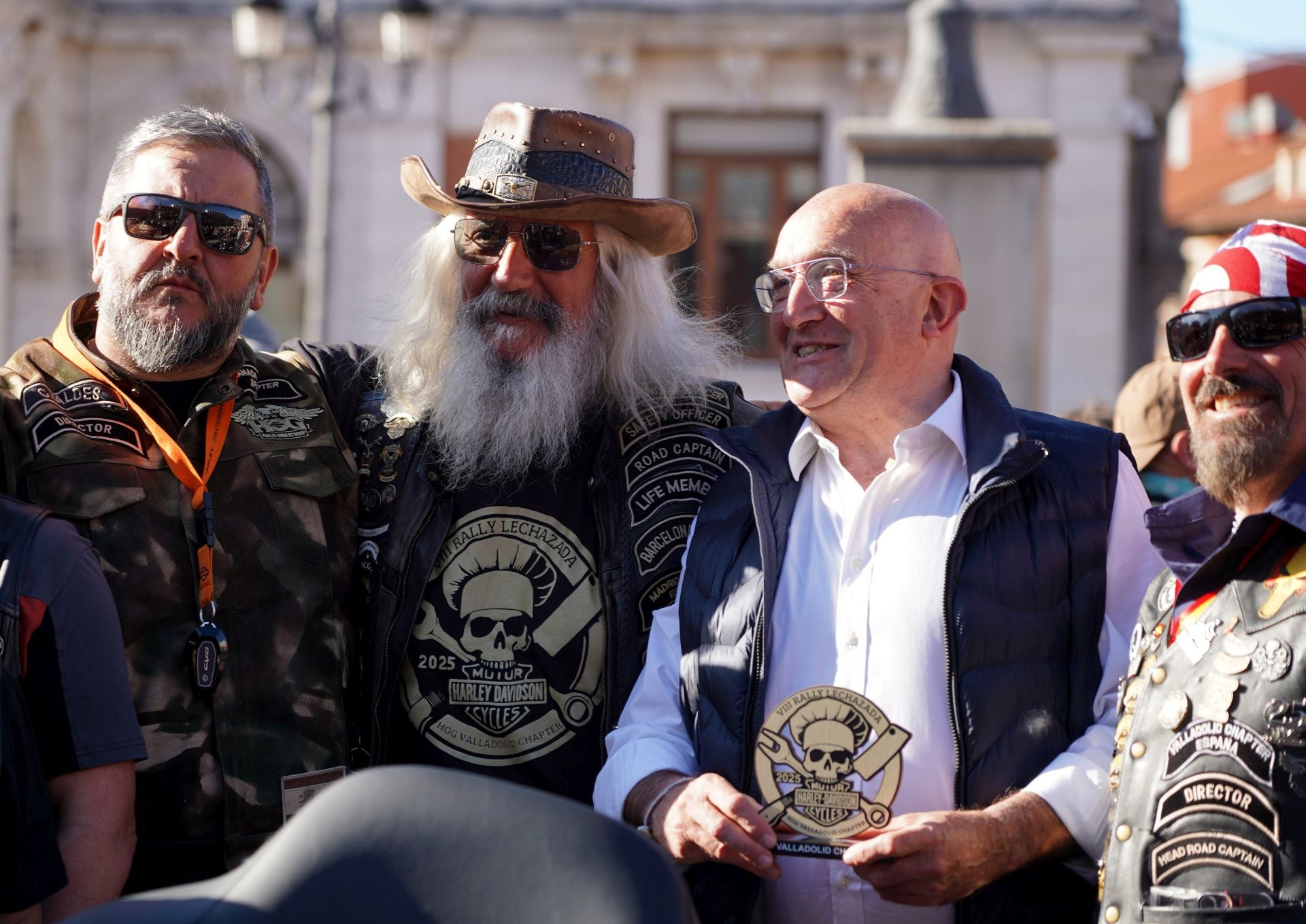 El alcalde Jesús Julio Carnero, con algunos de los motoristas que se han paseado por Valladolid