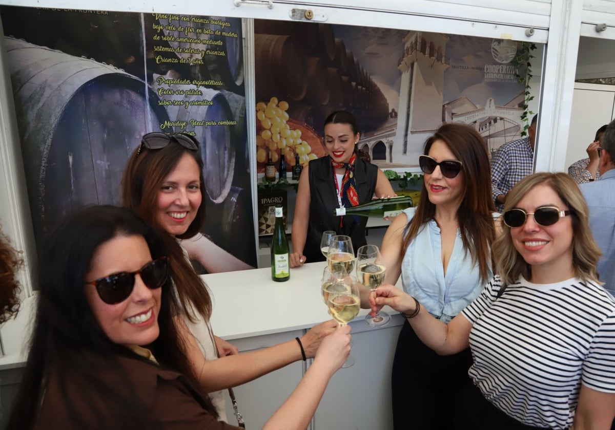 Un grupo de jóvenes se sirve vino en la cata