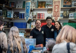 Las librerías arrasadas por la dana resurgen en la Feria del Libro de Valencia: «Quienes lo saben, paran y nos abrazan»