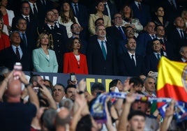 Final de la Copa del Rey: María Jesús Montero ocupa el sitio del ausente Pedro Sánchez y relega a Juanma Moreno en el palco