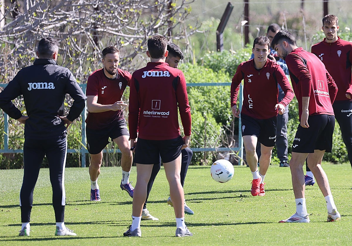 Los jugadores blanquiverdes se ejercitan en la Ciudad Deportiva de la entidad