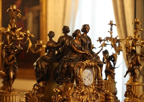 Imagen secundaria 1 - Reloj del león, el más antiguo del Senado: al menos, de 1839; Reloj de sobremesa con Temis y Astrea, de Raingo Frères; y la historiadora Amelia Aranda con el libro que acaba de publicar sobre su investigación