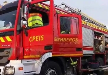 Enorme columna de humo por el incendio en una explotación ganadera de Torrijos