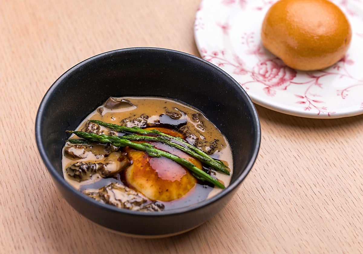 Del gallinero al plato es un huevo de corral, setas y espárragos con el que Martina Puigvert eleva la sencillez a través de un bocado que se come con cuchara y se moja brioche