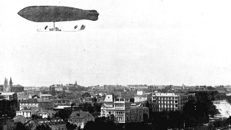 El dirigible 'España', que sobrevoló la estatua de la diosa Cibeles