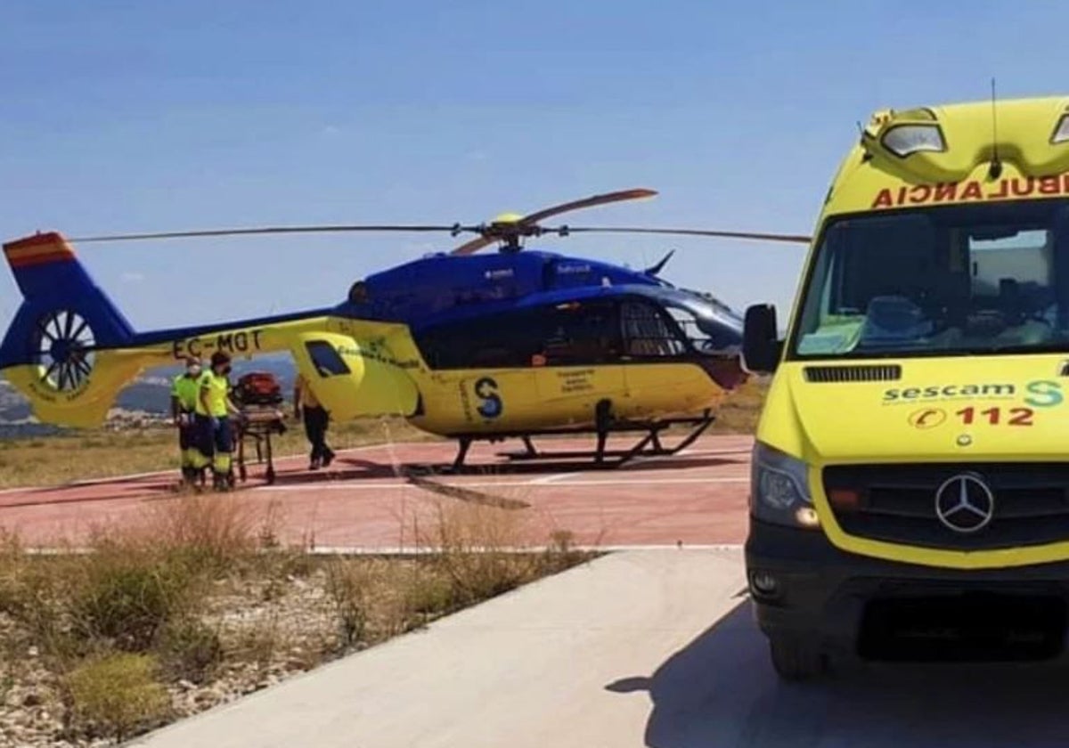 Un helicóptero y una UVI móvil del Sescam en una imagen de archivo