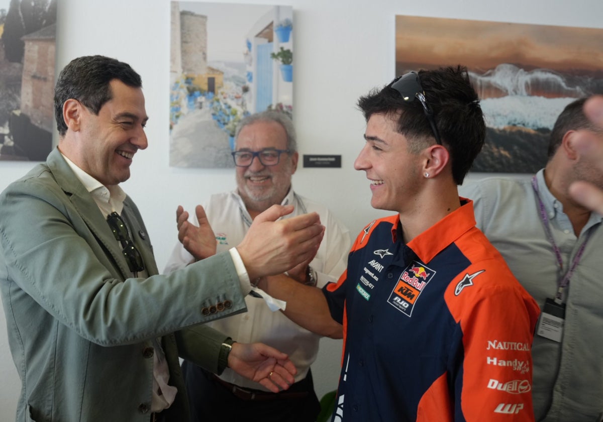 Juanma Moreno felicita a Rueda, tras su victoria este domingo en Moto3 en el Gran Premio de Motociclismo en Jerez
