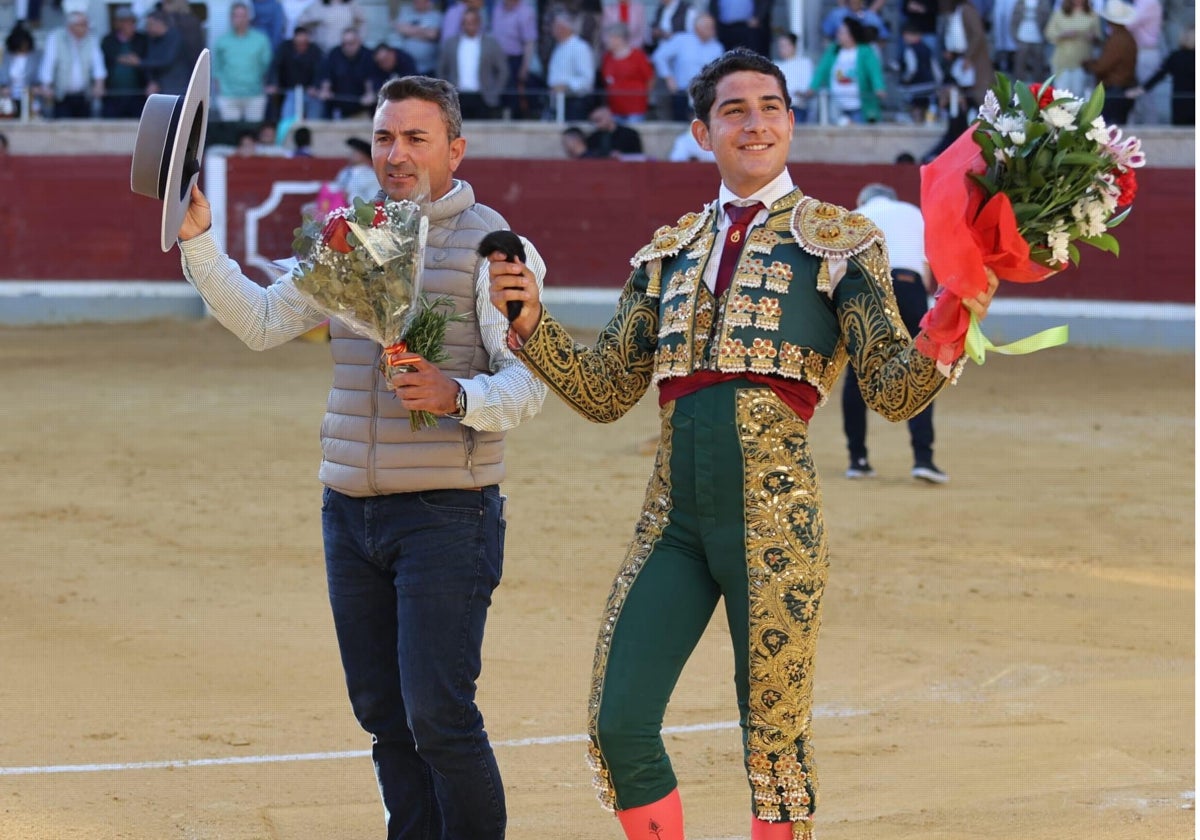 David Gutiérrez dio la vuelta al ruedo con el mayoral de la ganadería de Hermanos Sánchez de León