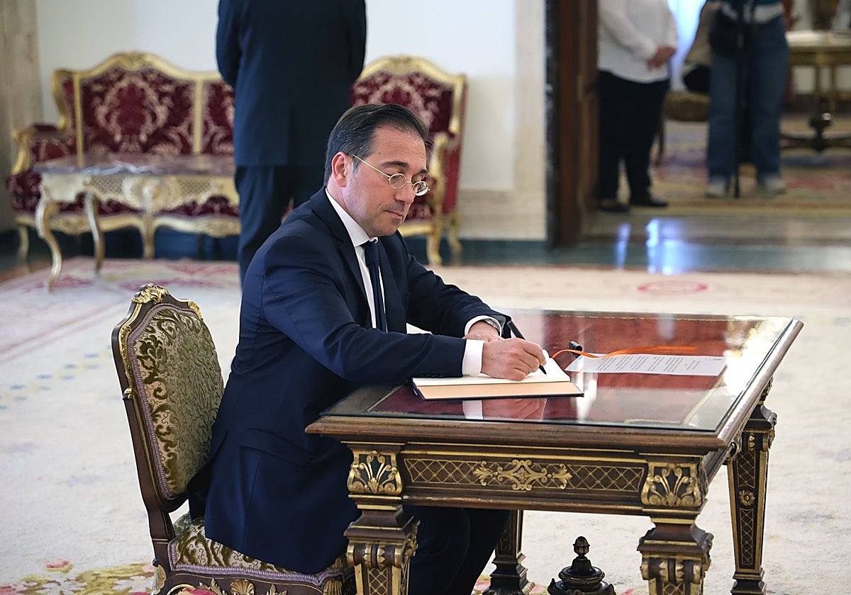 El ministro de Asuntos Exteriores, José Manuel Albares, firmando en el libro de condolencias por el fallecimiento del Para Francisco