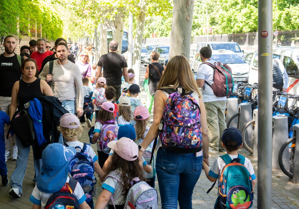 Varios niños caminan por la calle este lunes