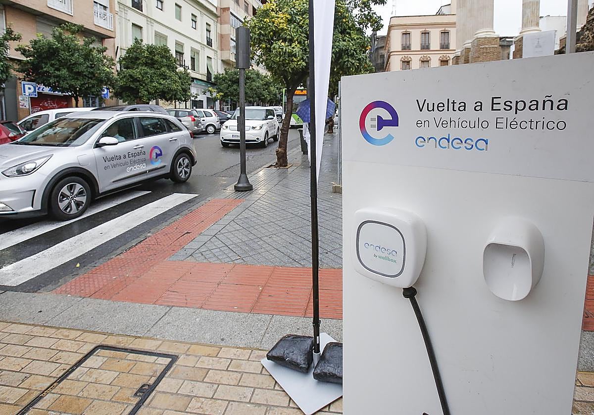 Imagen de una acción promocional del coche electrico en Córdoba