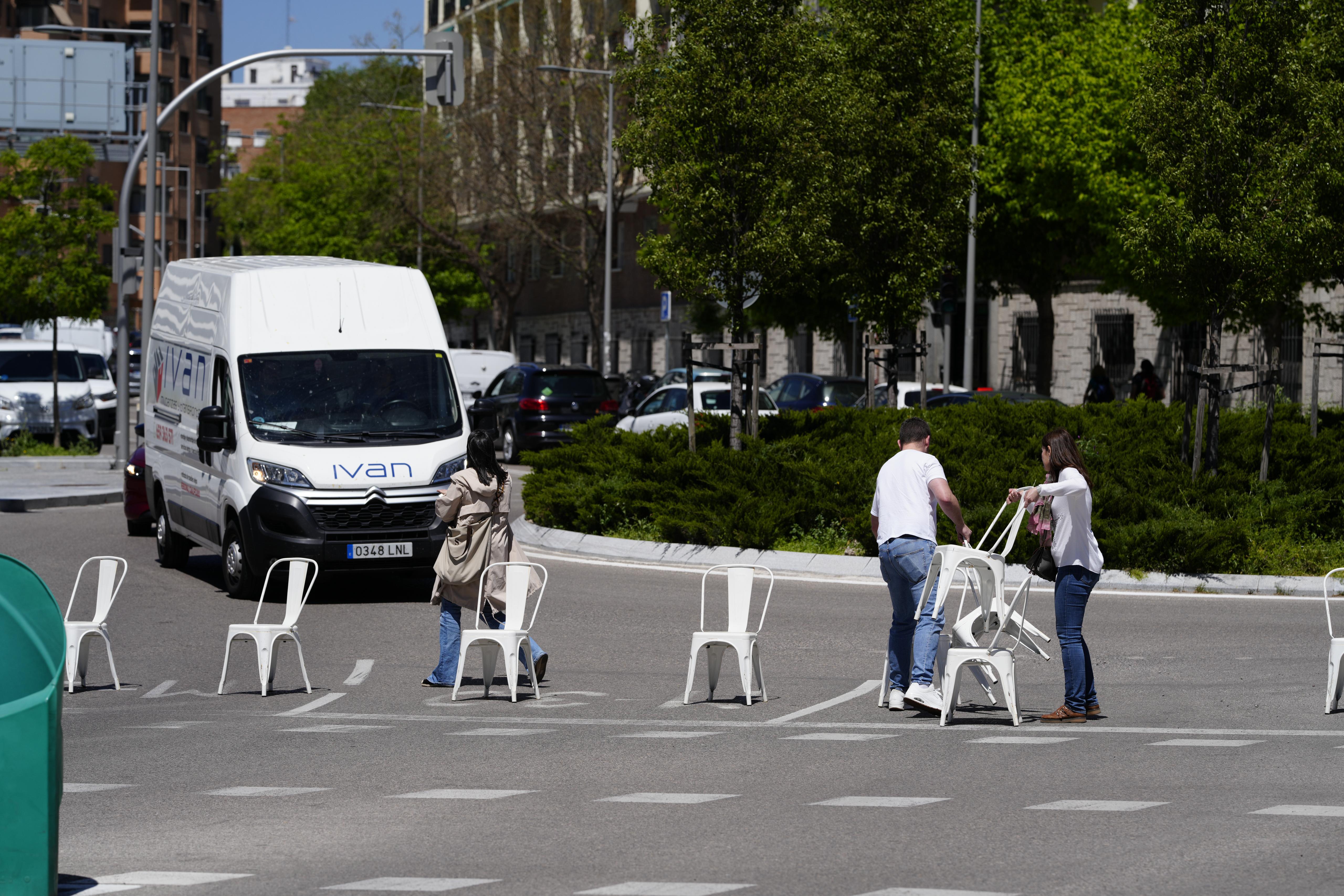Vecinos cortando el acceso al túnel de la M-30, que está cerrado por el apagón.
