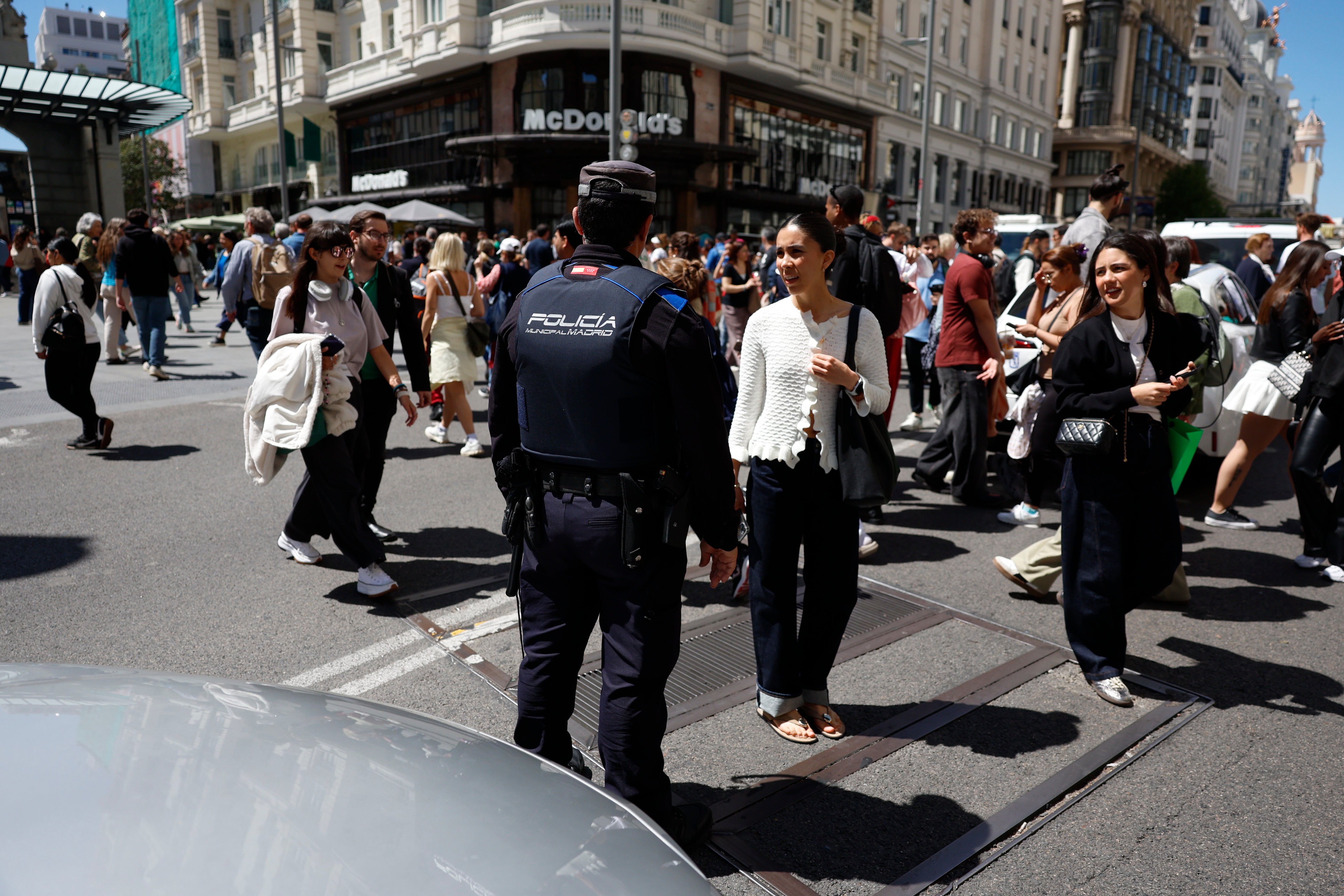 Los peatones también se ven afectados al no funcionar los semáforos