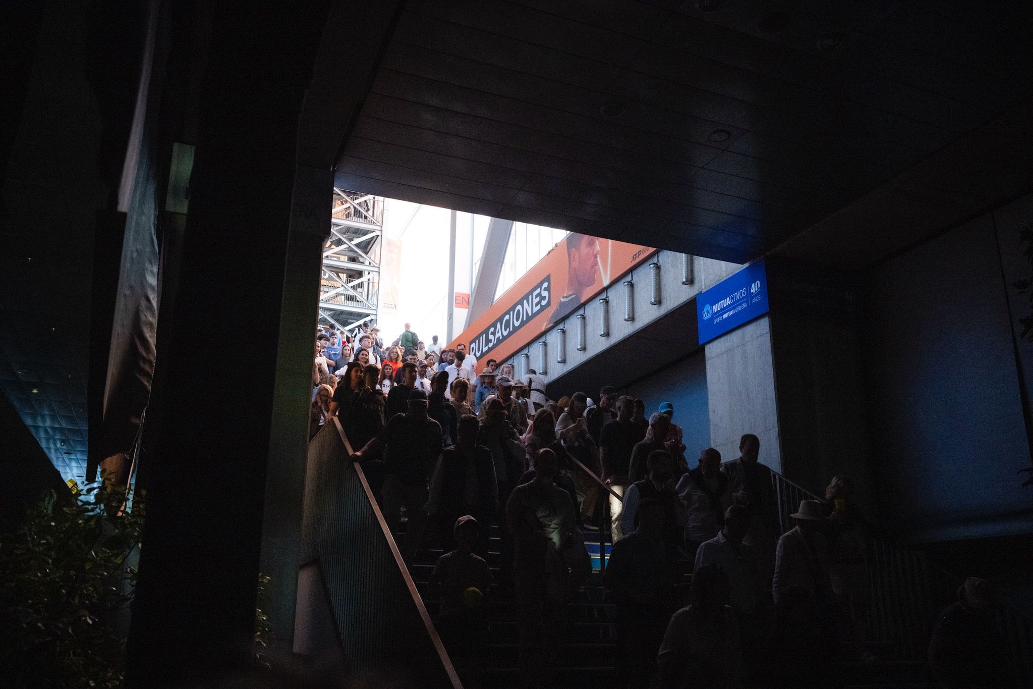 Asistentes del Mutua Madrid Open en Caja Mágica saliendo por una de las escaleras del recinto.